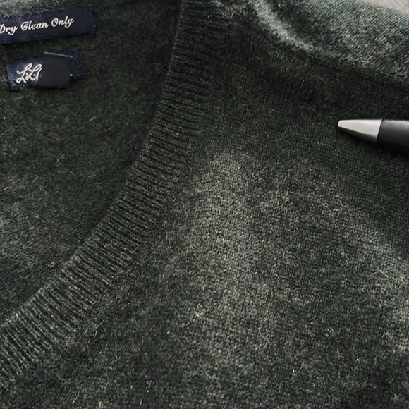 L. L. Bean 100% Cashmere V Neck Sweater, Men’s  Size Large - Picture 8 of 8